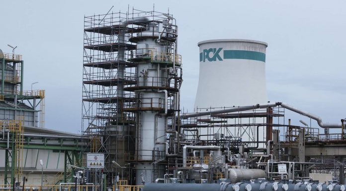 Ein Turm mit einem «PCK»-Logo ist auf dem Gelände der PCK-Raffinerie zu sehen. Foto: Joerg Carstensen/dpa