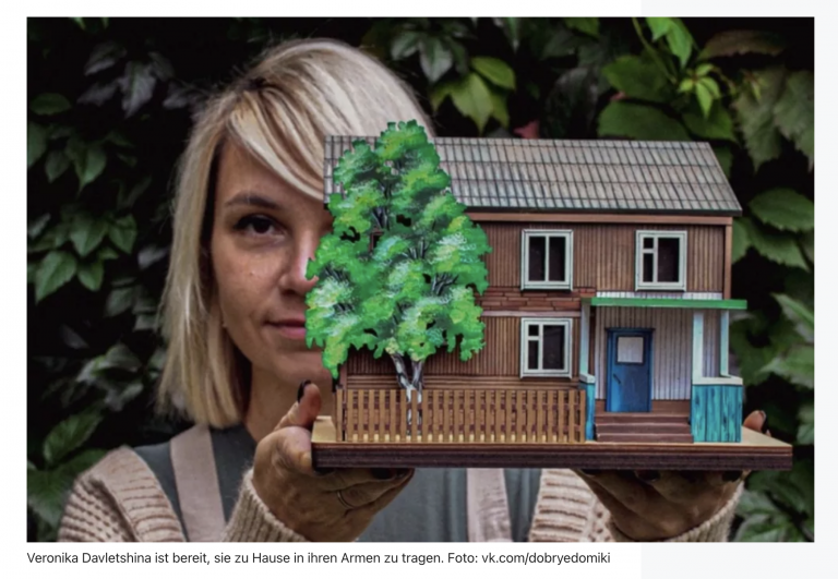 Handwerker aus Ischewsk stellen Miniaturkopien von Häusern in Form von Nachtlampen her