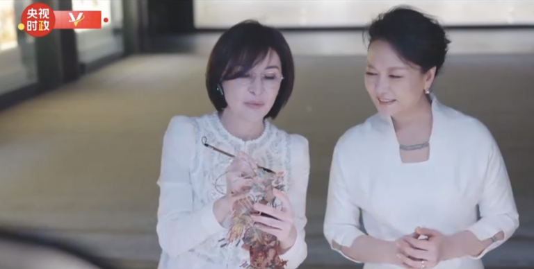 Peng Liyuan und First-Ladies von Kirgisistan und Usbekistan besuchen Haus der Qinqiang-Opern in Xi’an