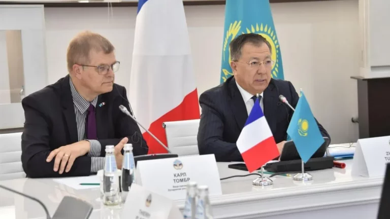 Erneuerbare Energien: Fähigkeiten und Wissen für die Energiewende in Kasachstan und Frankreich