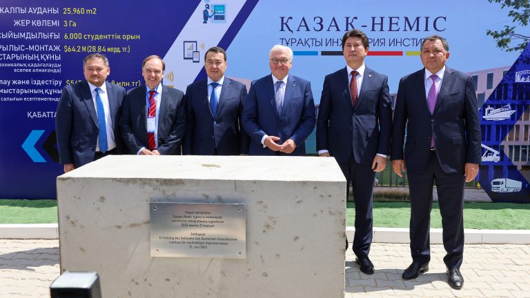 Der deutsche Bundespräsident und der kasachische Ministerpräsident legten in Aktau eine Zeitkapsel nieder