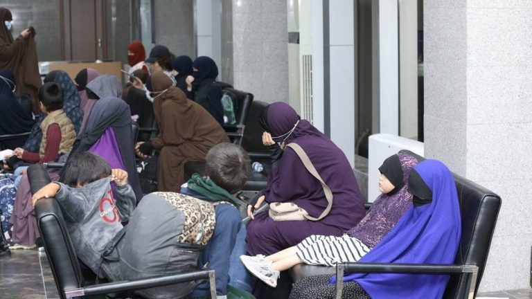 DIE USA BRACHTEN 31 WEITERE FRAUEN UND 65 KINDER AUS SYRIEN NACH KIRGISISTAN