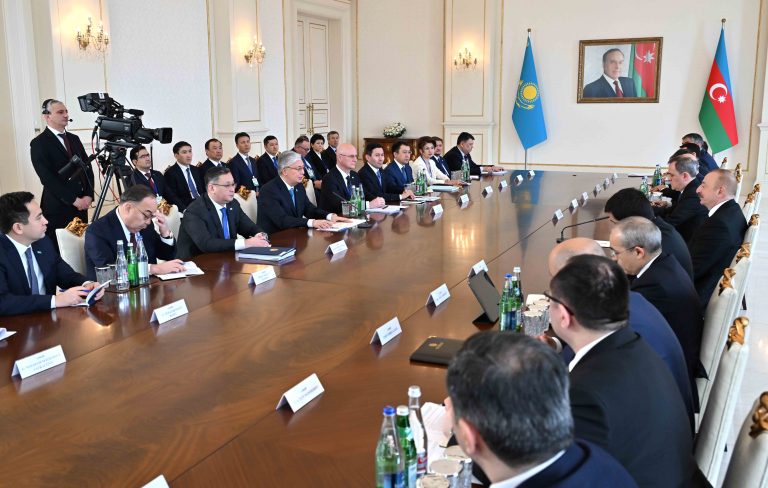 Tokajew nahm an der ersten Sitzung des Obersten Zwischenstaatlichen Rates von Kasachstan und Aserbaidschan teil